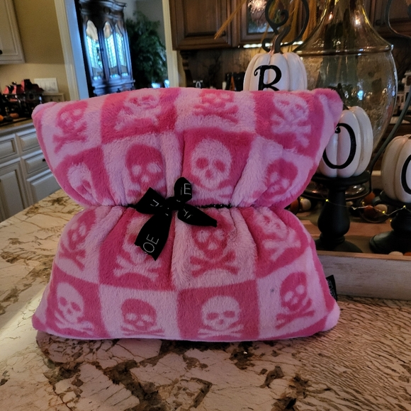 New Rachel Zoe Halloween Pink Skull Throw Pillow Nwt 🩷💀🩷 - Picture 2 of 13